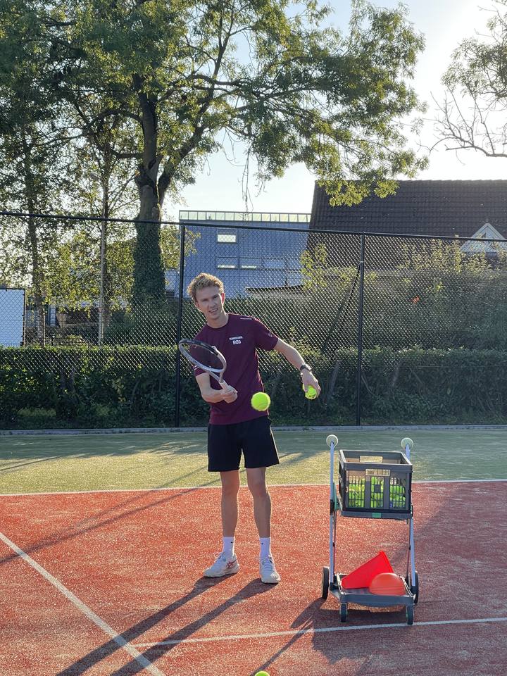 Ricardo gooit een bal op voor een oefening